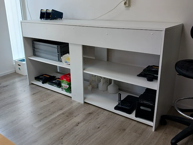 Wandkast met inhoud en kruk | locatie roden - afbeelding 10 van  17