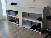 Wandkast met inhoud en kruk | locatie roden - afbeelding 10 van  17