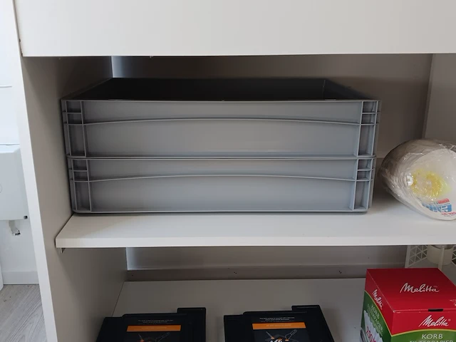Wandkast met inhoud en kruk | locatie roden - afbeelding 13 van  17