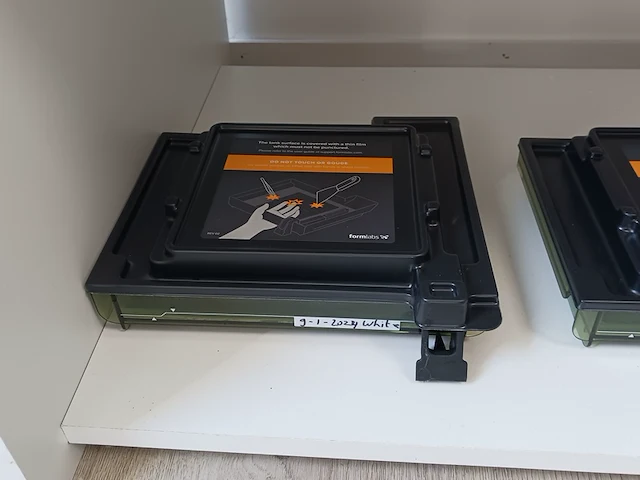Wandkast met inhoud en kruk | locatie roden - afbeelding 16 van  17