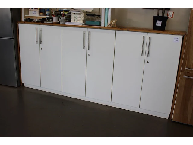 Wandkast met zes deuren en houten ombouw. afmeting 274 x 47 x 123 cm. - afbeelding 1 van  3