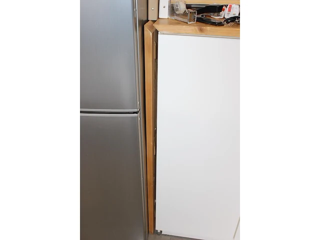 Wandkast met zes deuren en houten ombouw. afmeting 274 x 47 x 123 cm. - afbeelding 3 van  3