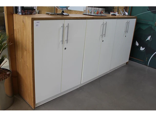 Wandkast met zes deuren en houten ombouw. afmeting 274 x 47 x 123 cm. - afbeelding 1 van  2