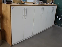 Wandkast met zes deuren en houten ombouw. afmeting 274 x 47 x 123 cm. - afbeelding 1 van  2
