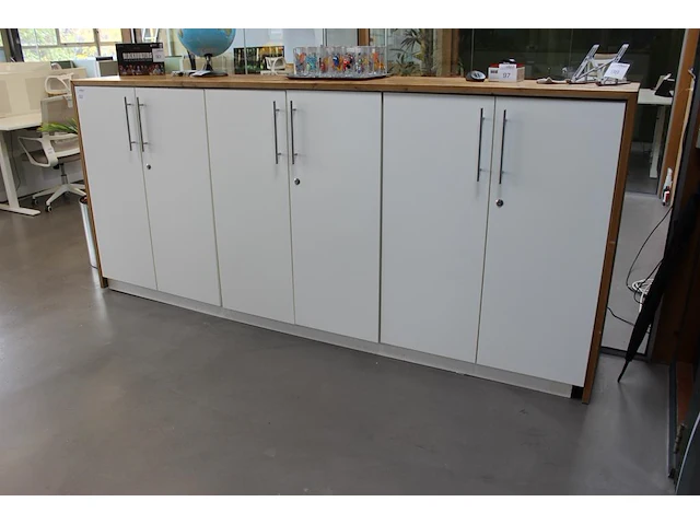 Wandkast met zes deuren en houten ombouw. afmeting 274 x 47 x 123 cm. - afbeelding 2 van  2