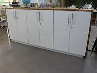 Wandkast met zes deuren en houten ombouw. afmeting 274 x 47 x 123 cm. - afbeelding 2 van  2