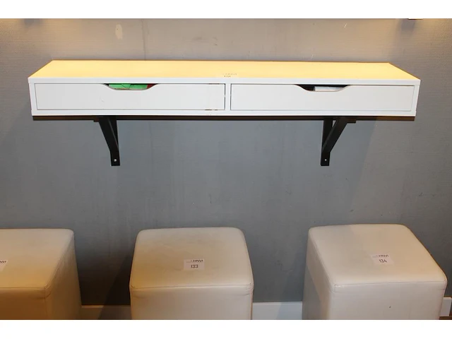 Wandladekast 119 x 29 x 42 cm met twee laden gevuld met kinderproducten waaronder bellenblaas. - afbeelding 1 van  3