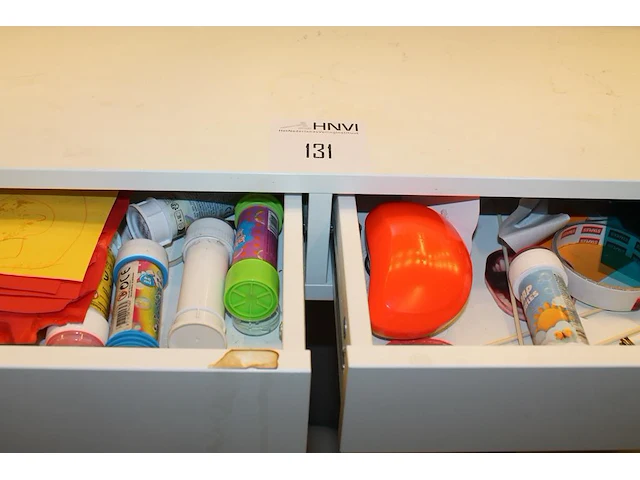 Wandladekast 119 x 29 x 42 cm met twee laden gevuld met kinderproducten waaronder bellenblaas. - afbeelding 2 van  3