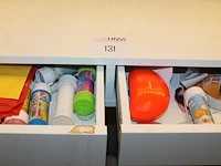 Wandladekast 119 x 29 x 42 cm met twee laden gevuld met kinderproducten waaronder bellenblaas. - afbeelding 2 van  3