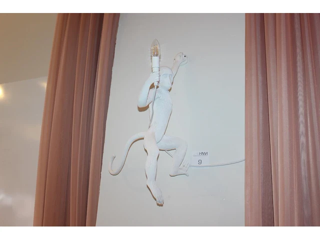 Wandlamp aap met hoogte 65 cm. - afbeelding 1 van  3