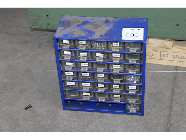 Wandorganiser gevuld met moeren, bouten en ringen. vier bakjes ontbreken. afmeting 30,5 x 14,4 x 33 cm. - afbeelding 1 van  5
