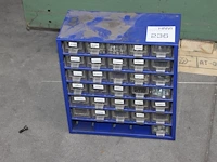 Wandorganiser gevuld met moeren, bouten en ringen. vier bakjes ontbreken. afmeting 30,5 x 14,4 x 33 cm. - afbeelding 1 van  5