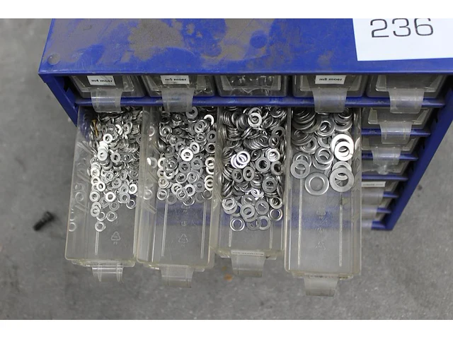 Wandorganiser gevuld met moeren, bouten en ringen. vier bakjes ontbreken. afmeting 30,5 x 14,4 x 33 cm. - afbeelding 3 van  5
