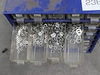 Wandorganiser gevuld met moeren, bouten en ringen. vier bakjes ontbreken. afmeting 30,5 x 14,4 x 33 cm. - afbeelding 3 van  5