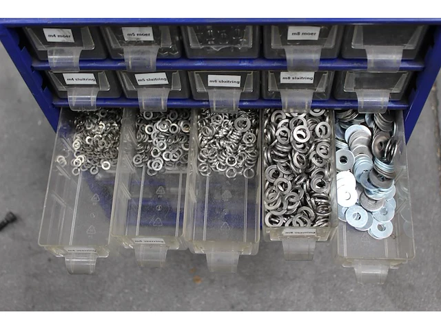 Wandorganiser gevuld met moeren, bouten en ringen. vier bakjes ontbreken. afmeting 30,5 x 14,4 x 33 cm. - afbeelding 4 van  5