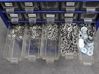 Wandorganiser gevuld met moeren, bouten en ringen. vier bakjes ontbreken. afmeting 30,5 x 14,4 x 33 cm. - afbeelding 4 van  5