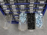 Wandorganiser gevuld met moeren, bouten en ringen. vier bakjes ontbreken. afmeting 30,5 x 14,4 x 33 cm. - afbeelding 5 van  5