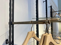 Wandrek met legborden en kledingstangen - afbeelding 4 van  6