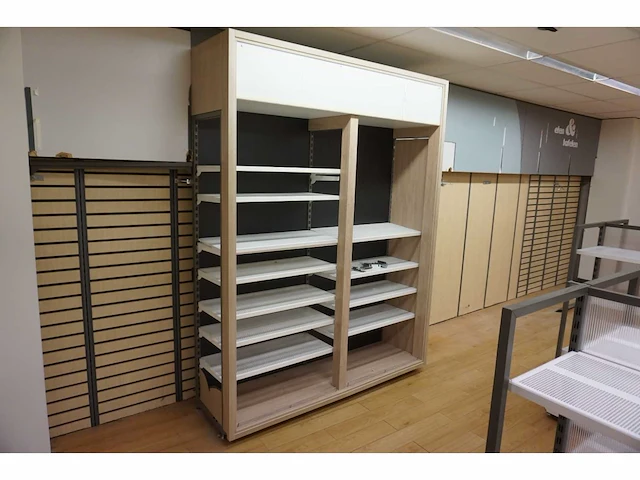 Wandstelling met houten ombouw (3x) - afbeelding 2 van  5