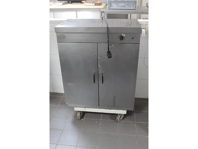 Warmhoudkast forved met 2 deuren. afmeting 77 x 42 x 91 cm. - afbeelding 2 van  3