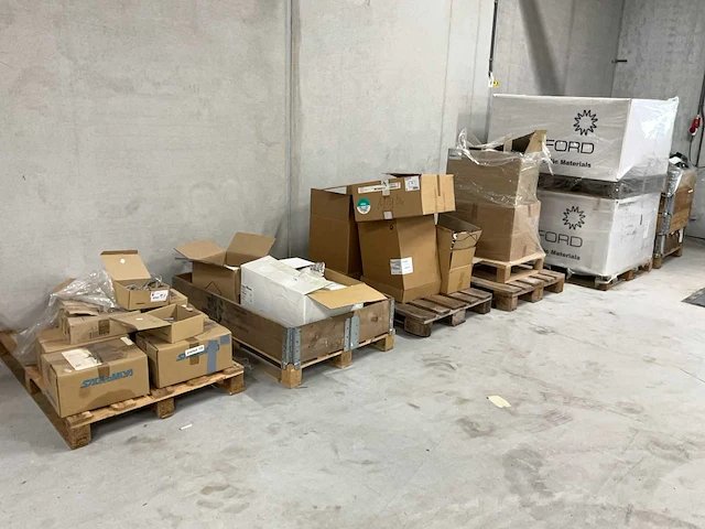 Warmtepomp en partij installatie materiaal - afbeelding 1 van  16