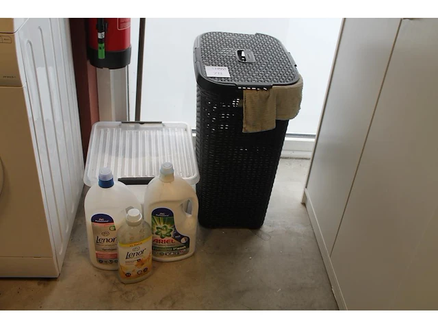 Wasmand curver met enkele wasmiddelen. - afbeelding 1 van  3
