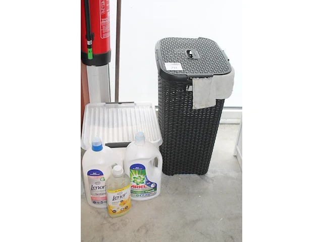 Wasmand curver met enkele wasmiddelen. - afbeelding 2 van  3