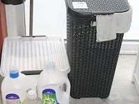 Wasmand curver met enkele wasmiddelen. - afbeelding 2 van  3