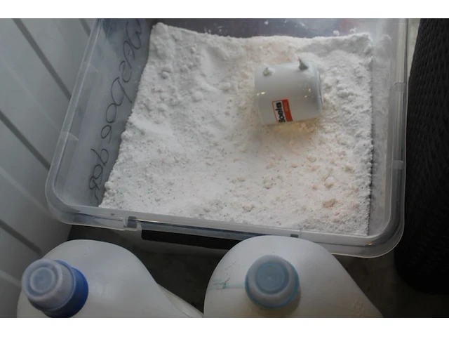 Wasmand curver met enkele wasmiddelen. - afbeelding 3 van  3