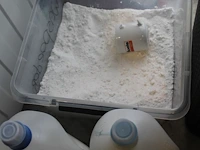 Wasmand curver met enkele wasmiddelen. - afbeelding 3 van  3