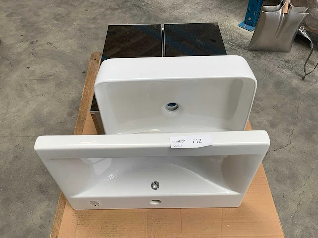 Wastafel (2x) en badkamer spiegel - afbeelding 2 van  5