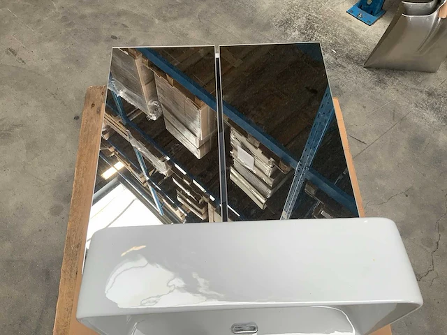 Wastafel (2x) en badkamer spiegel - afbeelding 4 van  5