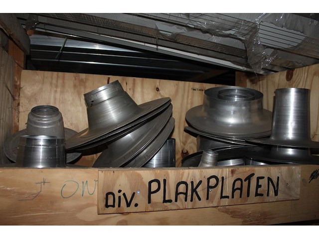 Waterafvoeren w.o. 100% lood, uitlopen, spuwers, ontluchtingskappen, etc. in 13 schappen. - afbeelding 10 van  14