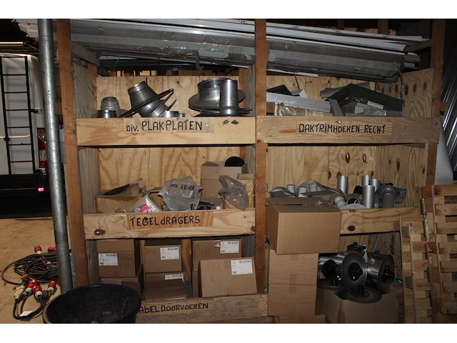 Waterafvoeren w.o. 100% lood, uitlopen, spuwers, ontluchtingskappen, etc. in 13 schappen. - afbeelding 11 van  14