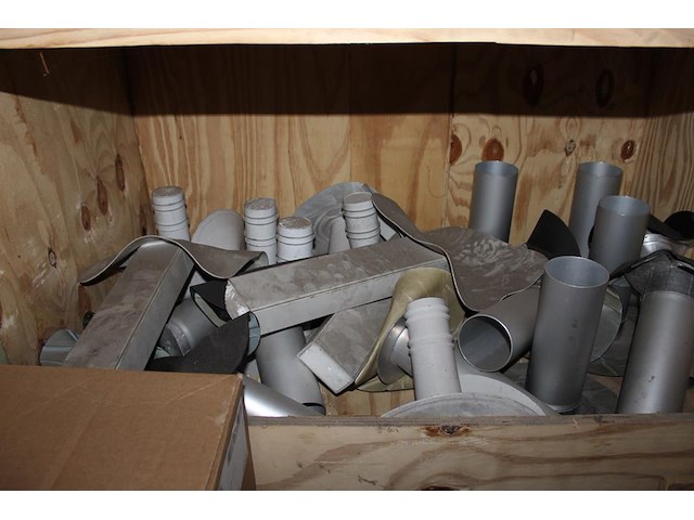 Waterafvoeren w.o. 100% lood, uitlopen, spuwers, ontluchtingskappen, etc. in 13 schappen. - afbeelding 12 van  14