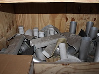 Waterafvoeren w.o. 100% lood, uitlopen, spuwers, ontluchtingskappen, etc. in 13 schappen. - afbeelding 12 van  14