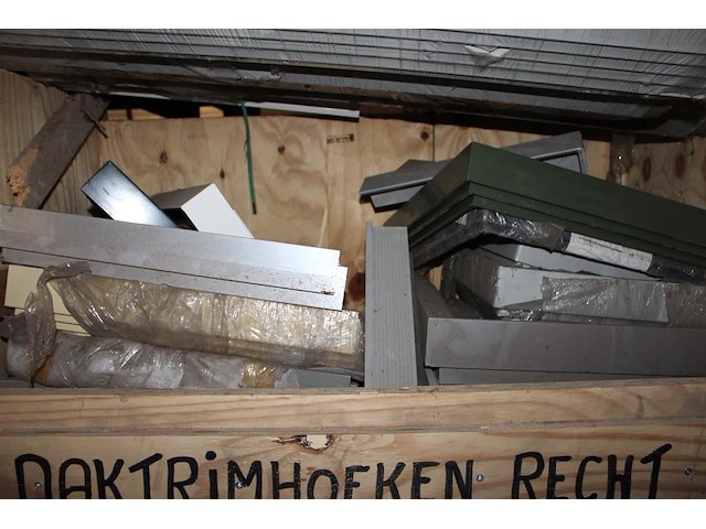 Waterafvoeren w.o. 100% lood, uitlopen, spuwers, ontluchtingskappen, etc. in 13 schappen. - afbeelding 14 van  14