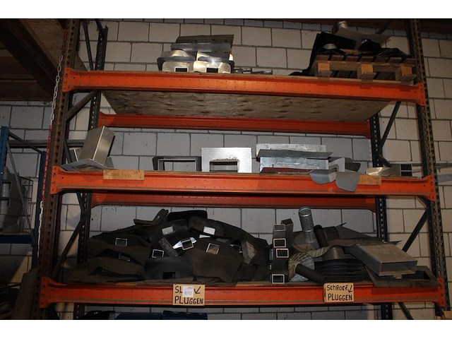 Waterafvoeren w.o. 100% lood, uitlopen, spuwers, ontluchtingskappen, etc. in 13 schappen. - afbeelding 1 van  14