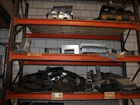 Waterafvoeren w.o. 100% lood, uitlopen, spuwers, ontluchtingskappen, etc. in 13 schappen. - afbeelding 1 van  14