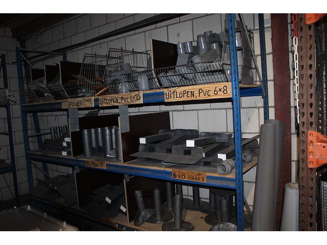 Waterafvoeren w.o. 100% lood, uitlopen, spuwers, ontluchtingskappen, etc. in 13 schappen. - afbeelding 4 van  14