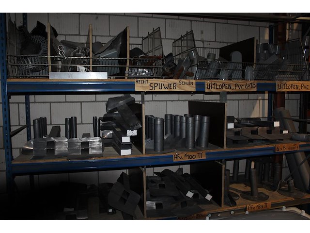 Waterafvoeren w.o. 100% lood, uitlopen, spuwers, ontluchtingskappen, etc. in 13 schappen. - afbeelding 6 van  14