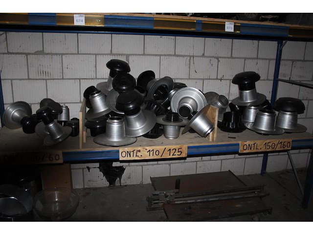 Waterafvoeren w.o. 100% lood, uitlopen, spuwers, ontluchtingskappen, etc. in 13 schappen. - afbeelding 7 van  14