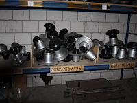 Waterafvoeren w.o. 100% lood, uitlopen, spuwers, ontluchtingskappen, etc. in 13 schappen. - afbeelding 8 van  14