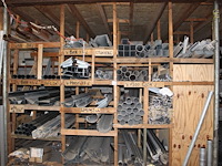 Waterafvoerpijpen, daktrimmen, gootstukken etc. in 20-delige vakkenkast. - afbeelding 1 van  5