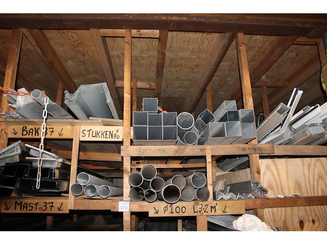 Waterafvoerpijpen, daktrimmen, gootstukken etc. in 20-delige vakkenkast. - afbeelding 2 van  5