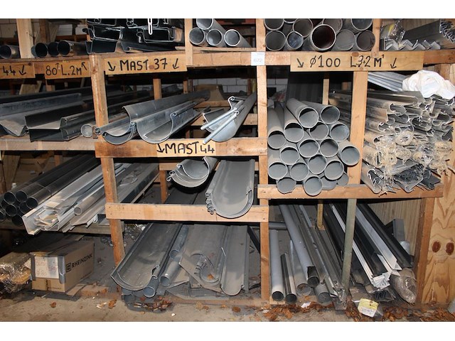 Waterafvoerpijpen, daktrimmen, gootstukken etc. in 20-delige vakkenkast. - afbeelding 3 van  5