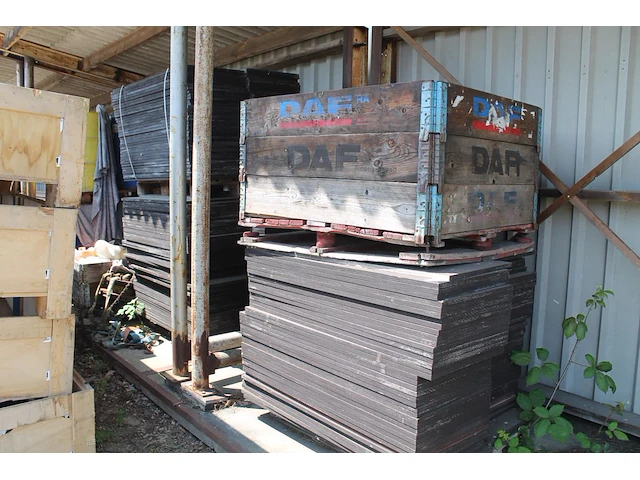 Watervaste platen 18 mm 125 x 50 cm op drie pallets. - afbeelding 1 van  2