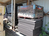 Watervaste platen 18 mm 125 x 50 cm op drie pallets. - afbeelding 1 van  2