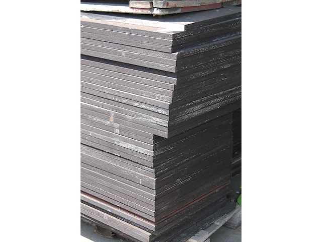 Watervaste platen 18 mm 125 x 50 cm op drie pallets. - afbeelding 2 van  2