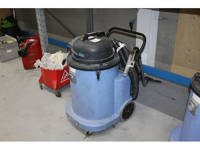 Waterzuiger numatic wvd 1500 met extra zuigmond. - afbeelding 1 van  3
